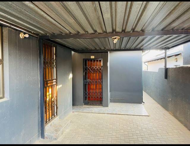 3 BEDROOM HOUSE FOR SALE IN CLAYVILLE